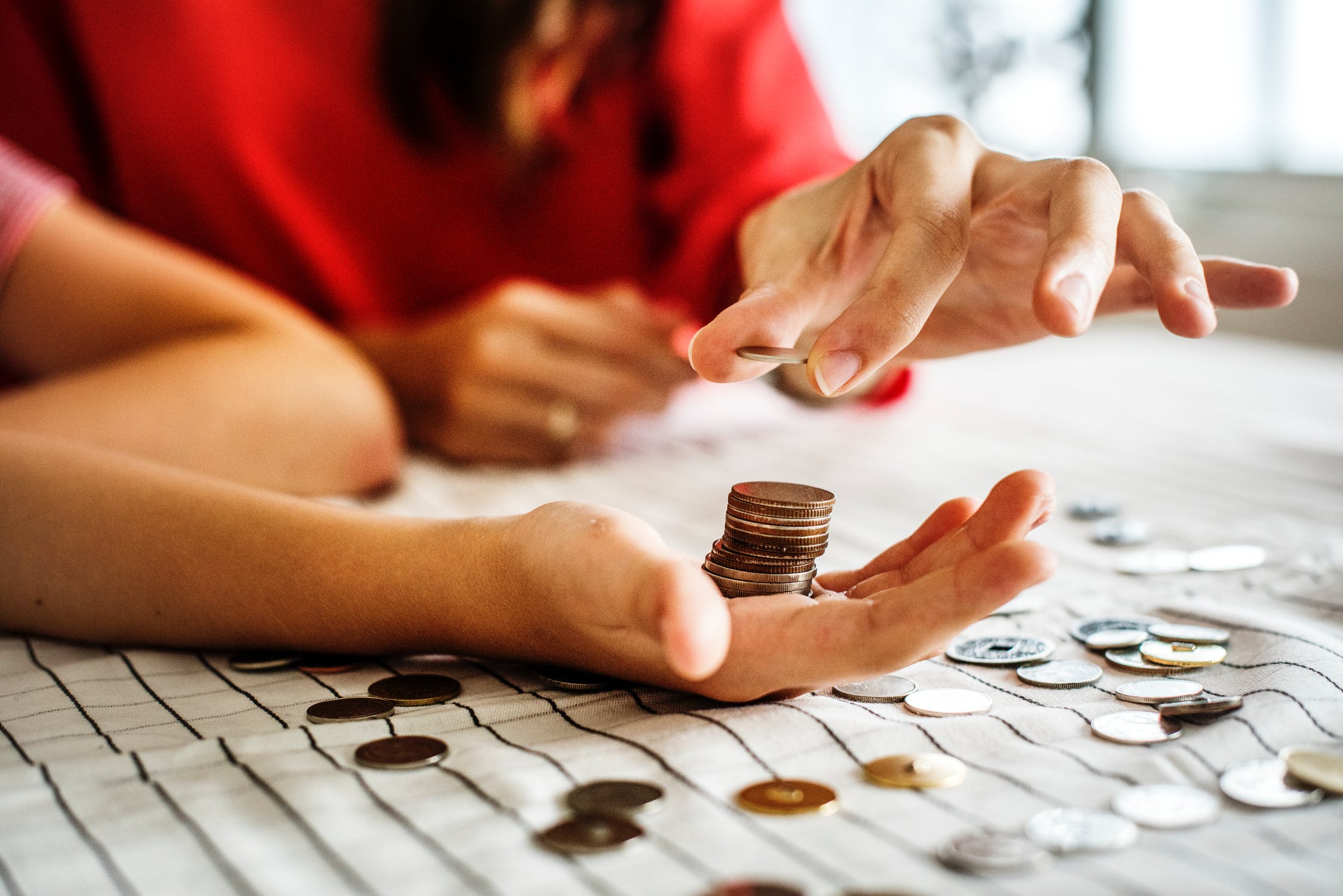 Jeune couple qui calcule ses économies avant de faire un prêt immobilier