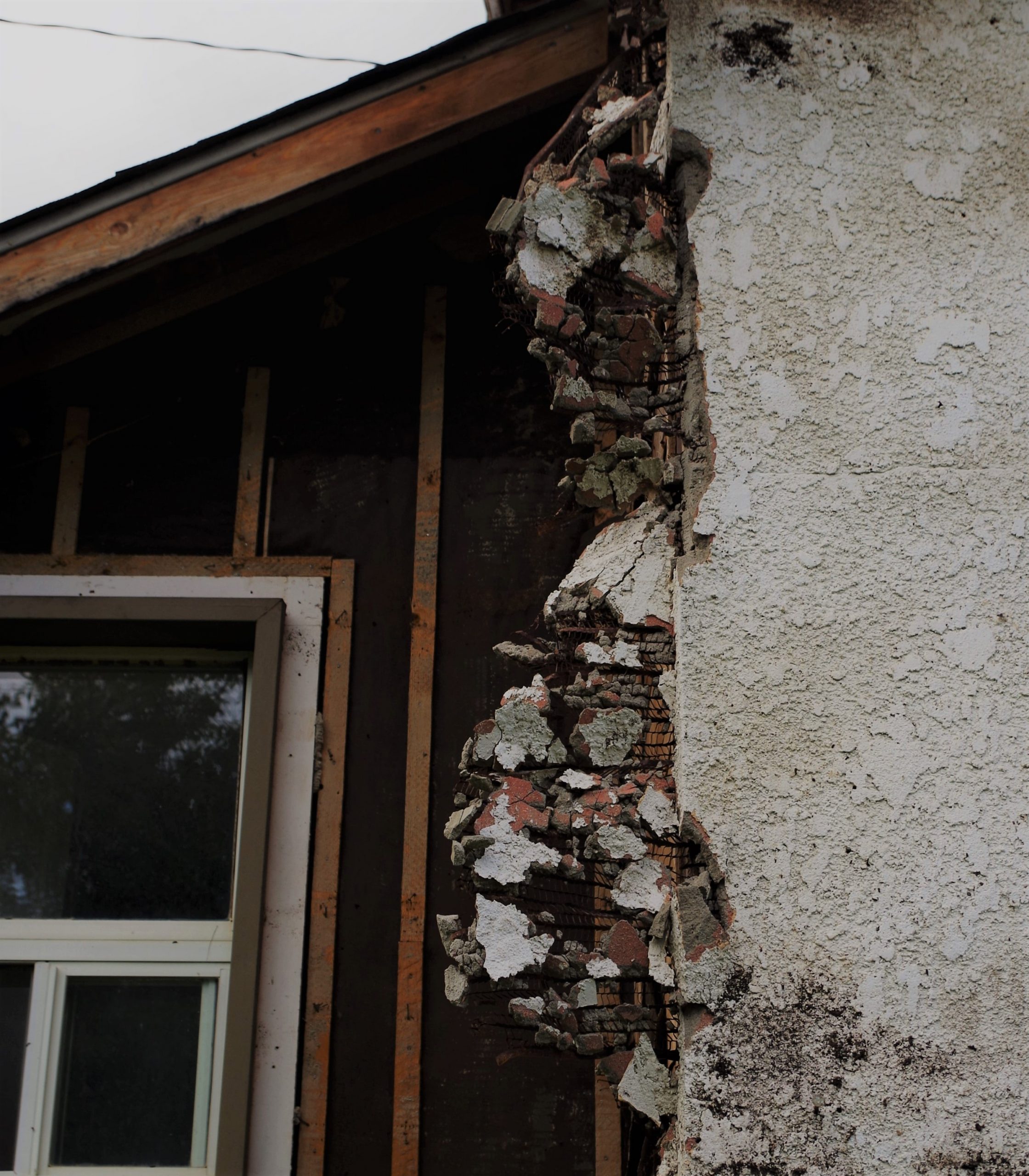 Mur de maison effondrée avec amiante